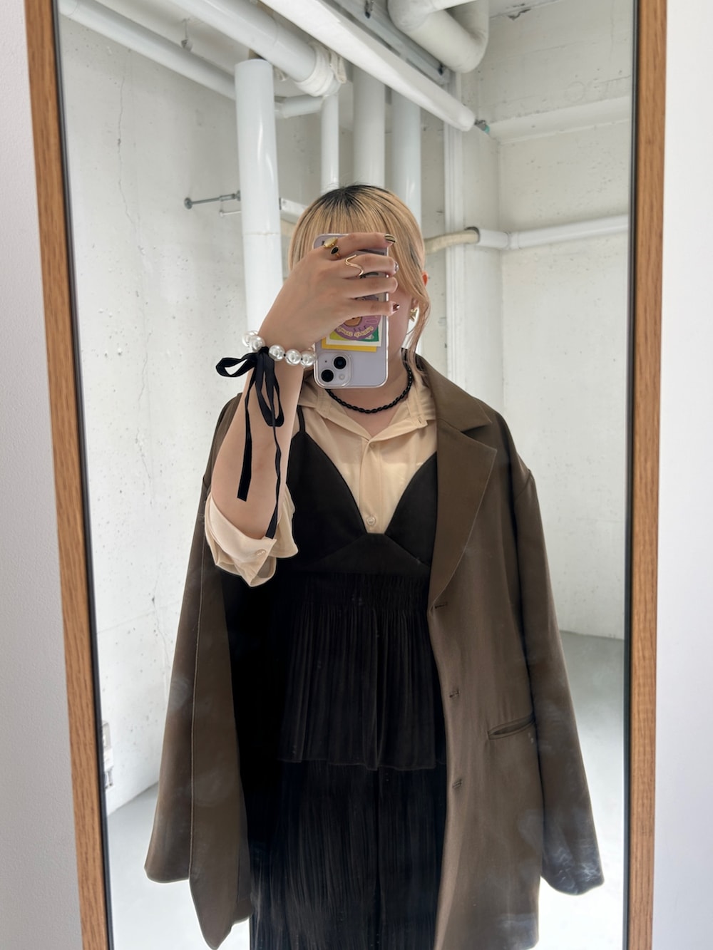 ブラウン系のワンピース、ブラック系のその他シューズ、ブラウン系のその他アウターを着用したレディースの秋コーディネートの5枚目の写真