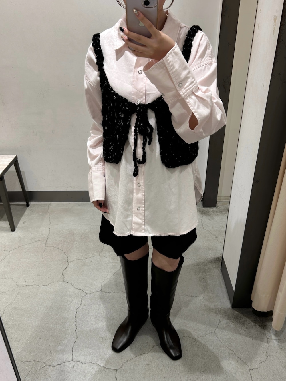 ピンク系のシャツ/ブラウス、ブラック系のニット/セーター、ブラック系のその他パンツを着用したレディースの秋コーディネートの3枚目の写真