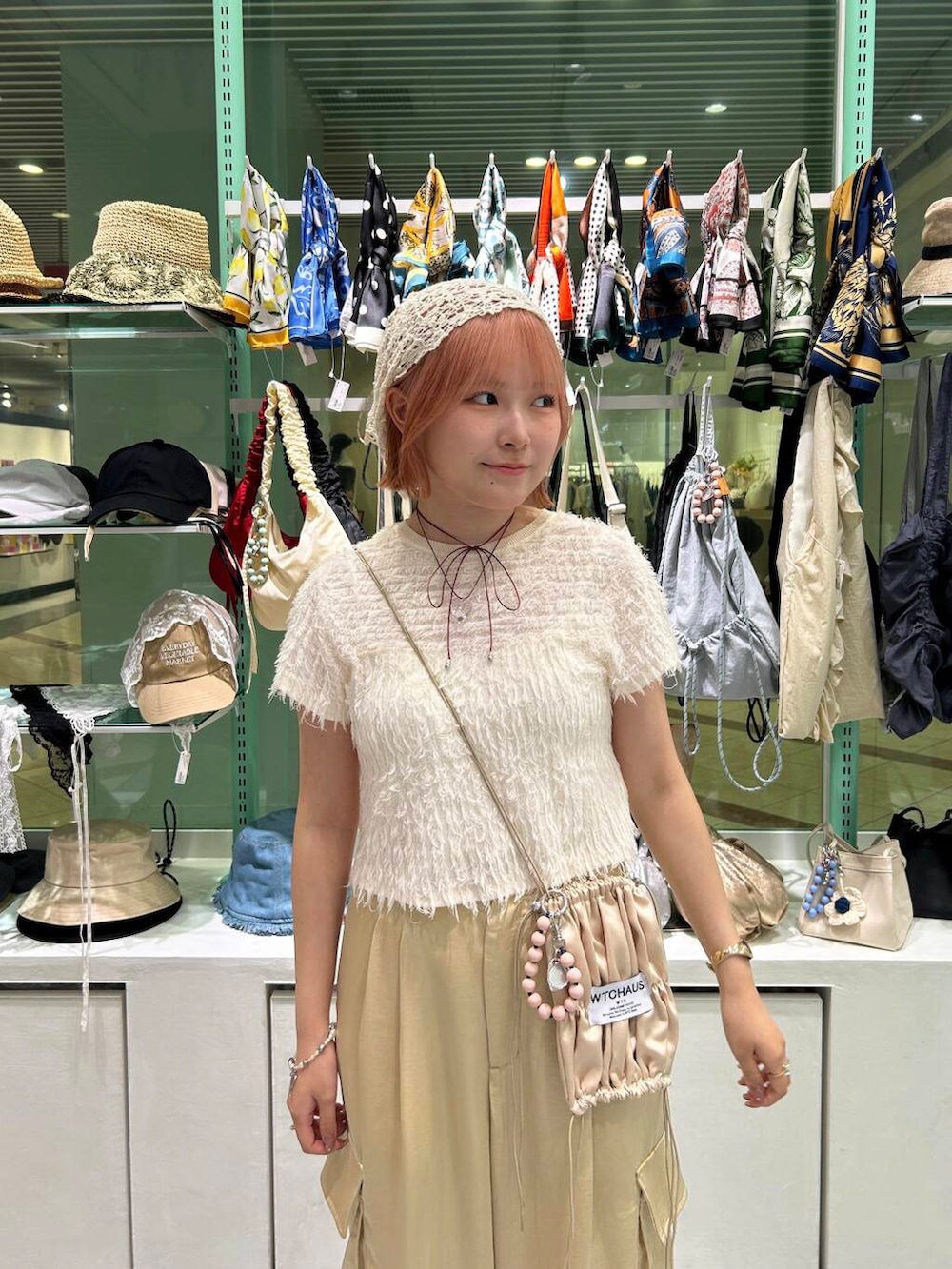 ベージュ系のその他パンツ、ホワイト系のブレスレット、レッド系のネックレスを着用したレディースの夏コーディネートの2枚目の写真