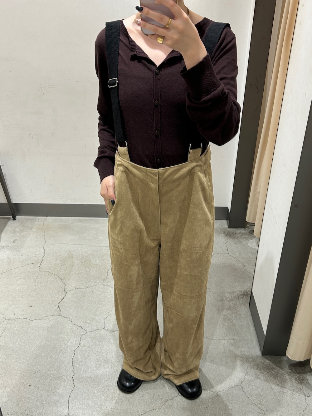 ベージュ系のその他パンツ、ブラウン系のカーディガン/ボレロ、ブラック系のショルダーバッグを着用したレディースの秋コーディネートの3枚目の写真