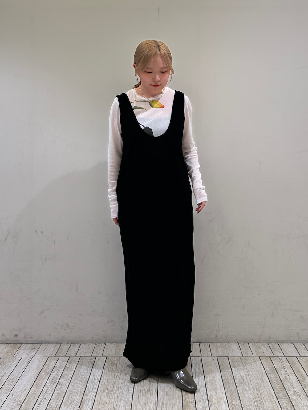 ブラック系のワンピース、ホワイト系のTシャツ/カットソー、グリーン系のパンプスを着用したレディースの春コーディネートの2枚目の写真