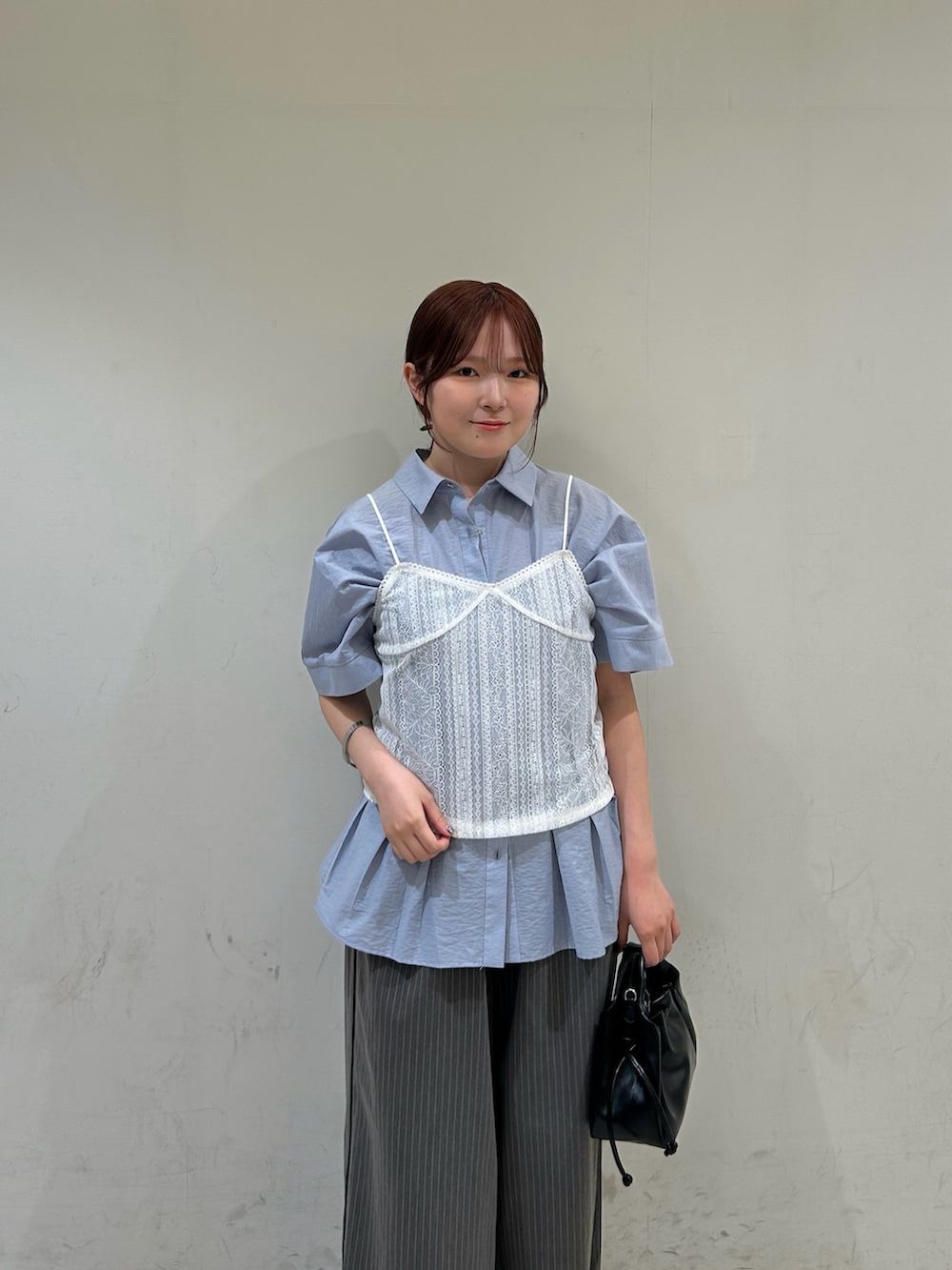 ブルー系のシャツ/ブラウス、グレー系のその他パンツ、シルバー系のサンダルを着用したレディースの夏コーディネートの2枚目の写真