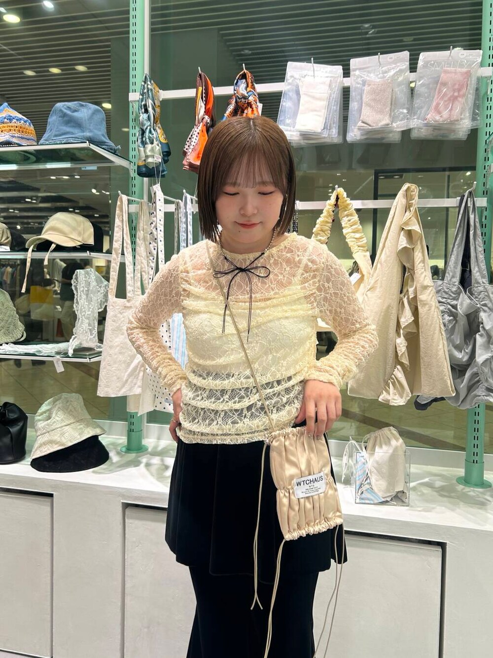 ホワイト系のTシャツ/カットソー、ゴールド系のリング、ブラック系のネックレスを着用したレディースの春コーディネートの2枚目の写真