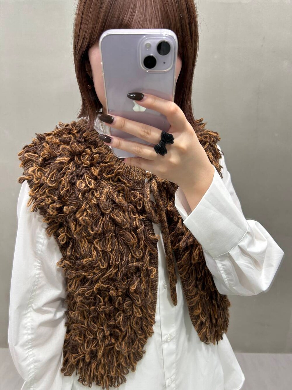 ブラック系のスニーカー、ブラウン系のベスト、ホワイト系のワンピースを着用したレディースの夏コーディネートの10枚目の写真