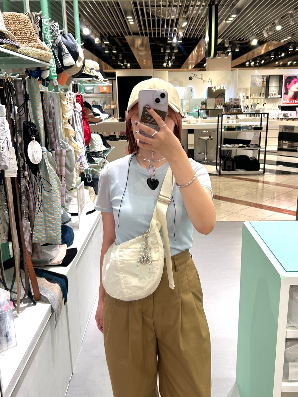 ホワイト系のショルダーバッグ、ベージュ系のその他パンツ、ベージュ系のキャップを着用したレディースの夏コーディネートの2枚目の写真