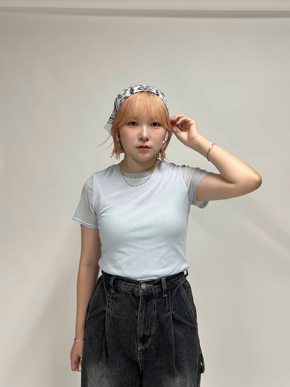 シルバー系のブレスレット、ゴールド系のリング、シルバー系のイヤリングを着用したレディースの夏コーディネートの2枚目の写真