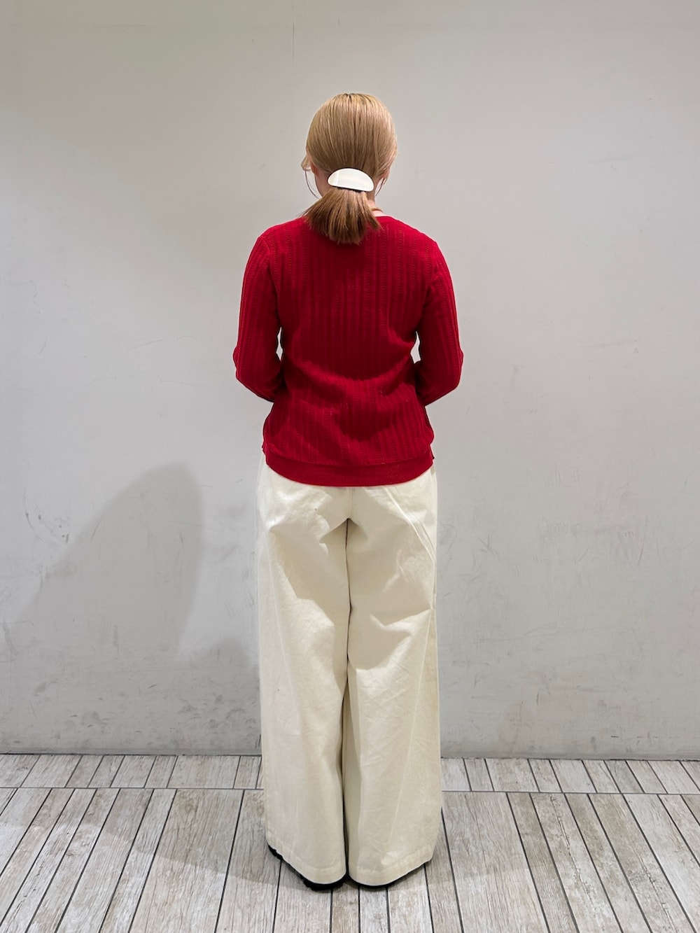 ホワイト系のその他パンツ、ホワイト系のハンドバッグ、レッド系のニット/セーターを着用したレディースの春コーディネートの4枚目の写真