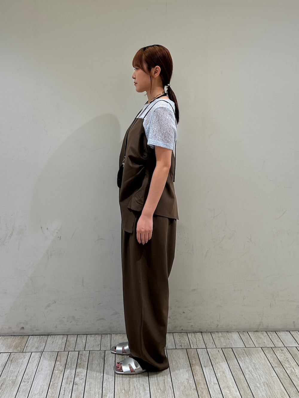 ブルー系のTシャツ/カットソー、ブラウン系のセットアップ、ブラック系のショルダーバッグを着用したレディースの夏コーディネートの3枚目の写真