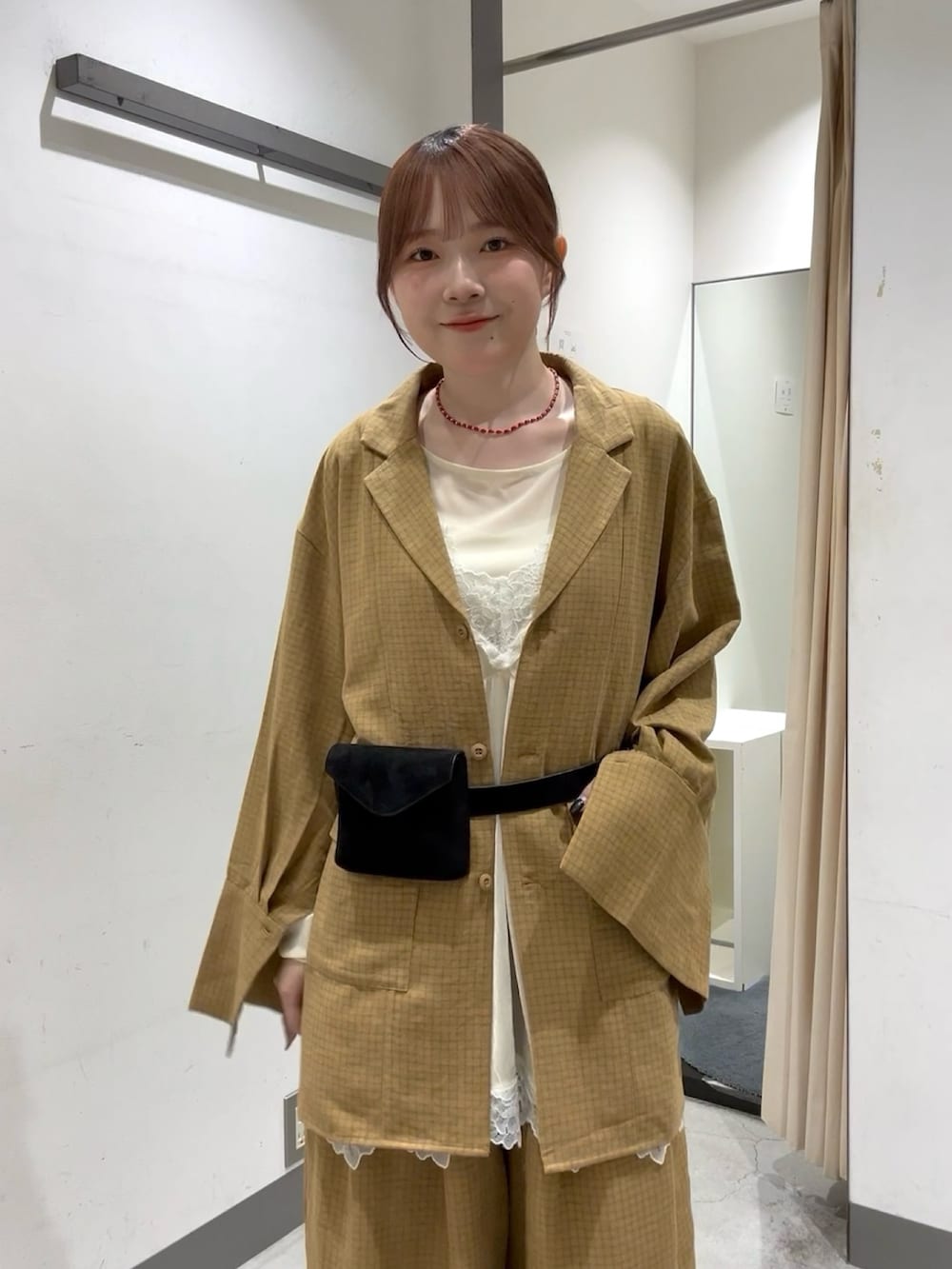 イエロー系のその他パンツ、ホワイト系のTシャツ/カットソー、ブラック系のサンダルを着用したレディースの秋コーディネートの2枚目の写真