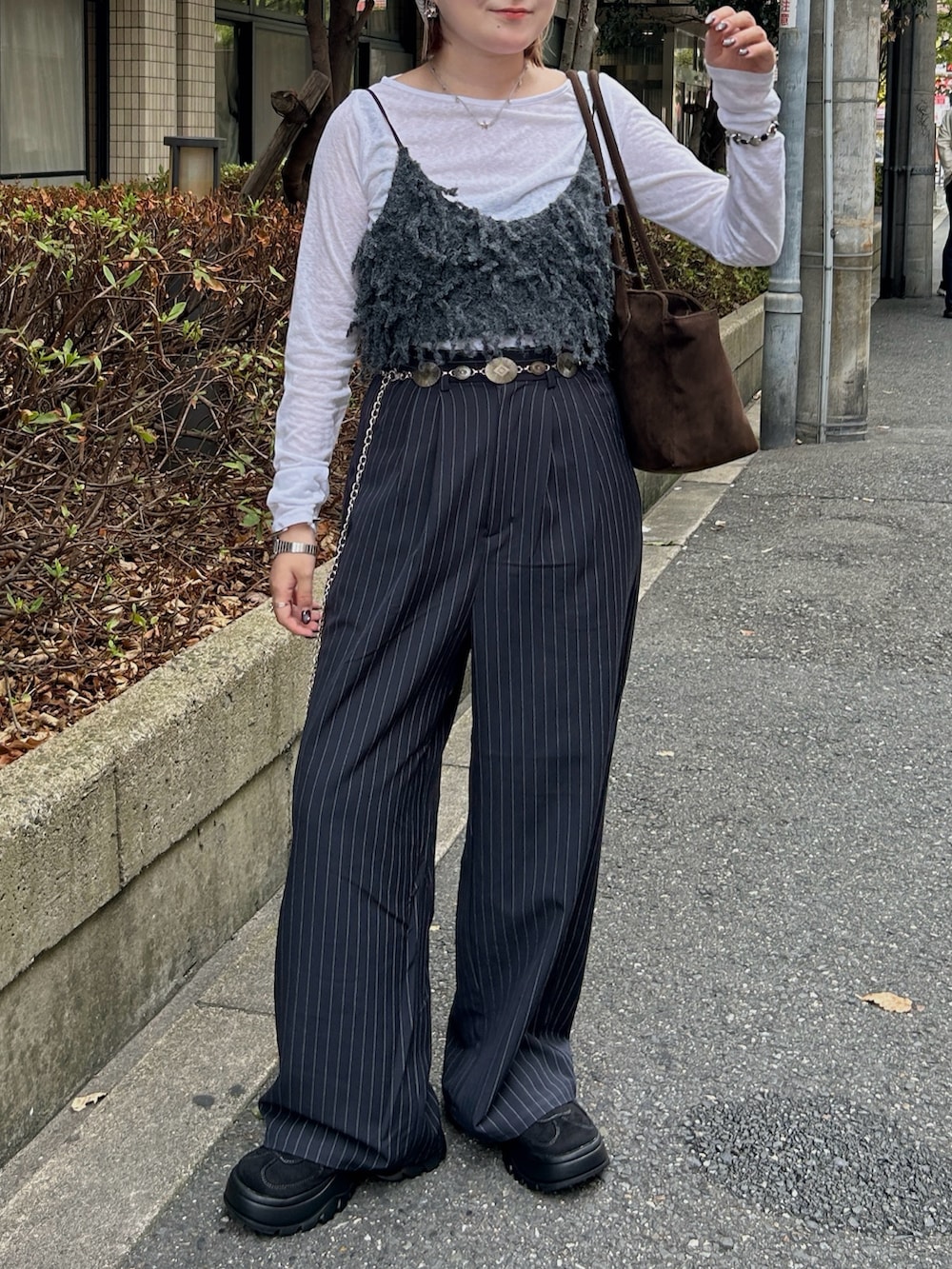 グレー系のその他トップス、ブラック系のスニーカー、ブラウン系のボストンバッグを着用したレディースの秋コーディネートの2枚目の写真