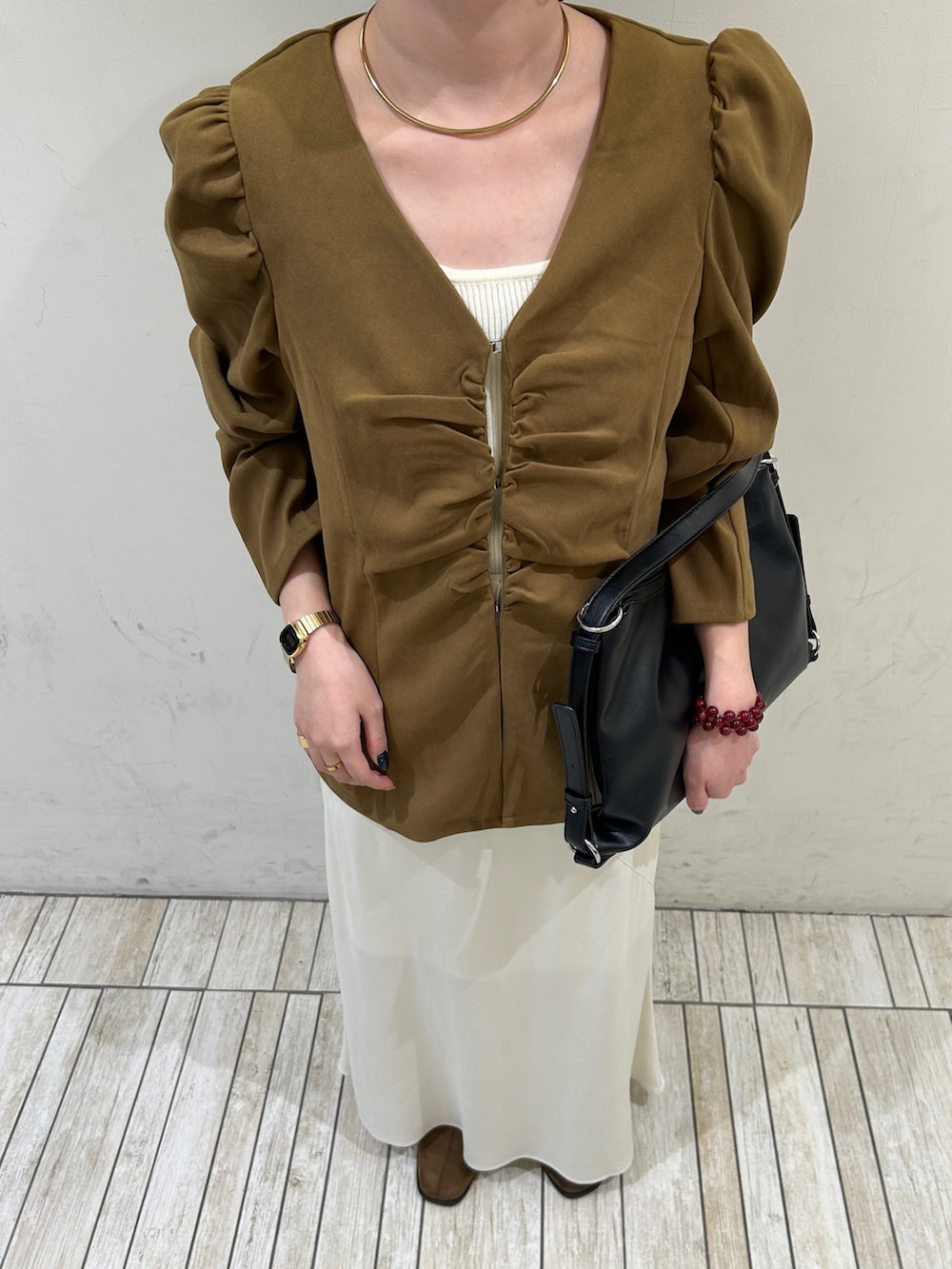 ベージュ系のシャツ/ブラウス、ホワイト系のタンクトップ、ブラック系のショルダーバッグを着用したレディースの夏コーディネートの4枚目の写真