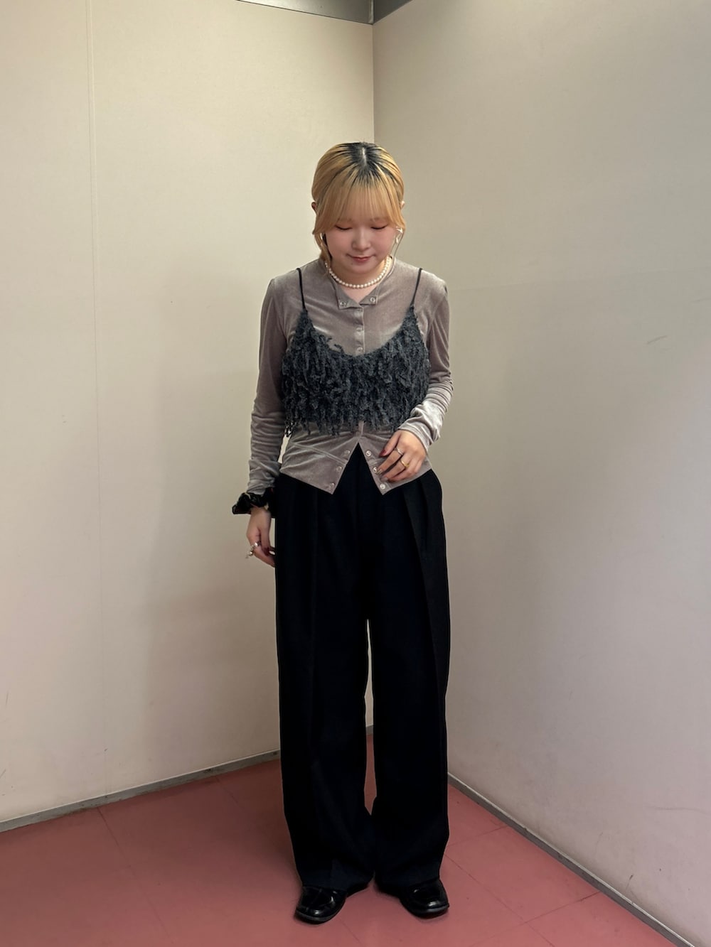 グレー系のその他トップス、ブラック系のその他パンツ、ブラック系のその他シューズを着用したレディースの秋コーディネートの2枚目の写真