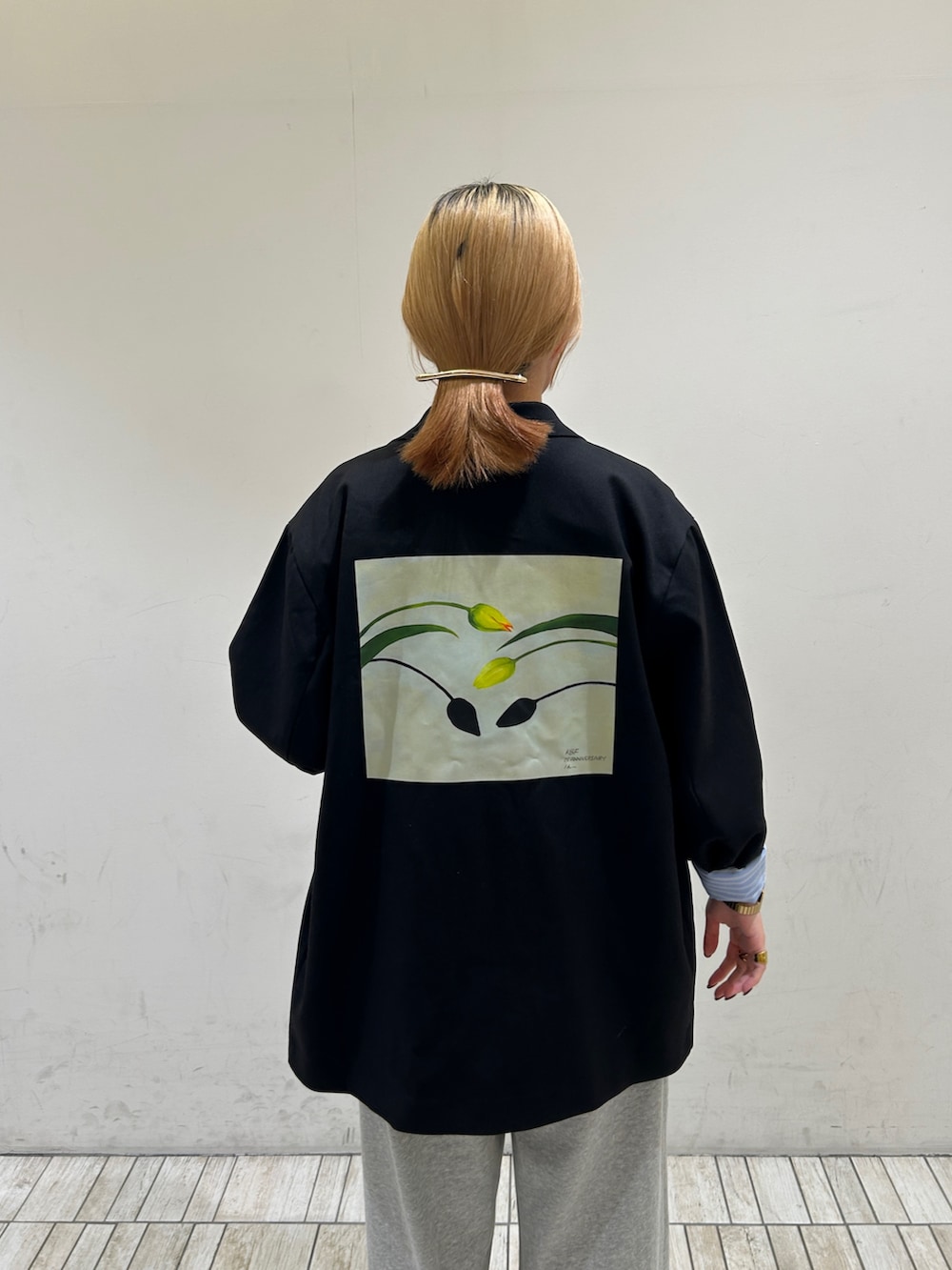 ブルー系のシャツ/ブラウス、ブラック系のその他アウター、グレー系のその他パンツを着用したレディースの冬コーディネートの3枚目の写真