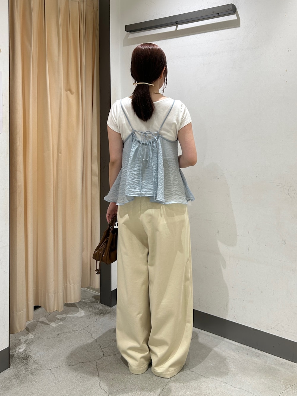 ブルー系のその他トップス、ホワイト系のTシャツ/カットソー、ブラウン系のハンドバッグを着用したレディースの夏コーディネートの2枚目の写真