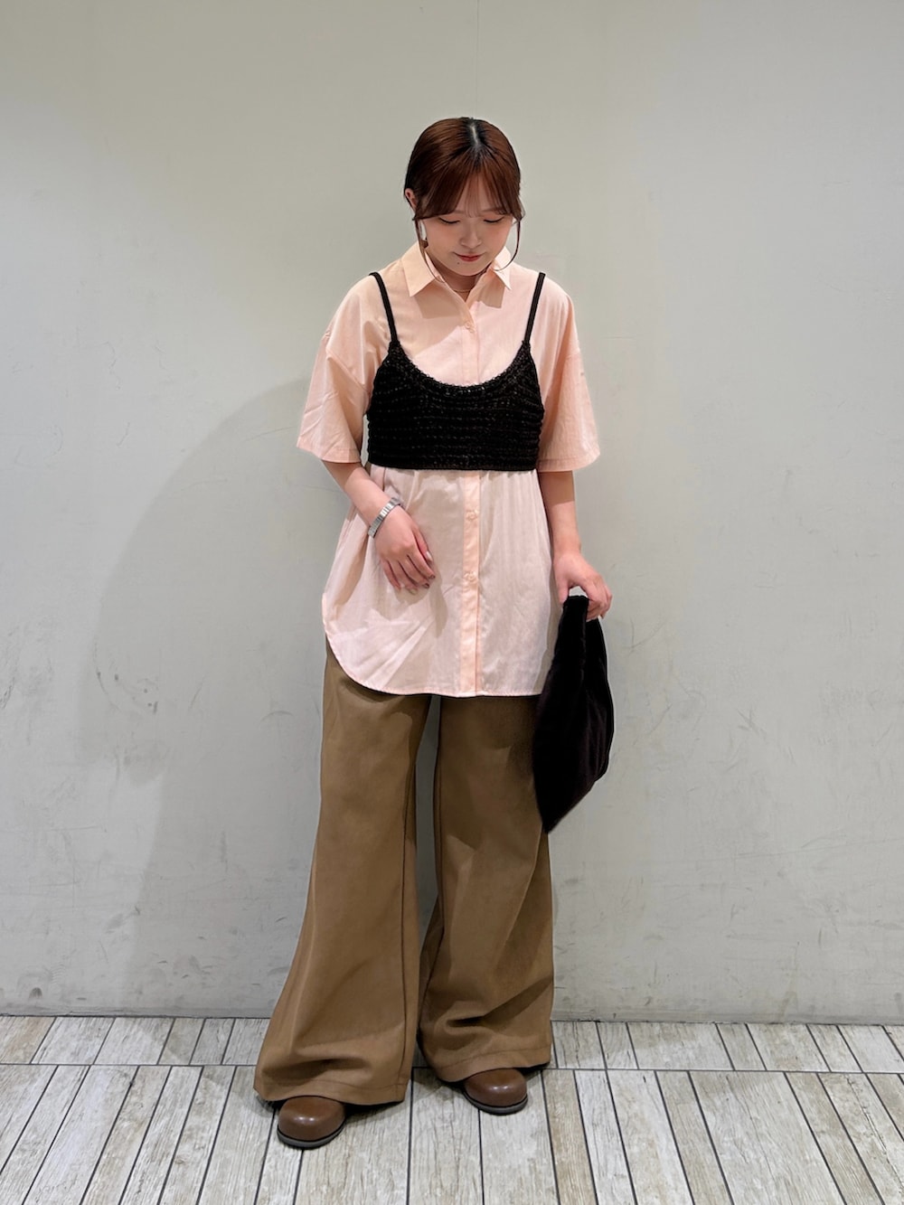 ピンク系のシャツ/ブラウス、ブラウン系のその他パンツ、ブラウン系のサンダルを着用したレディースの夏コーディネートの2枚目の写真