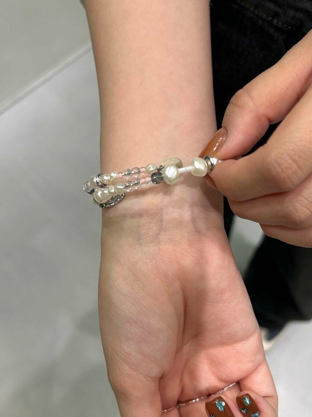 ホワイト系のブレスレット、シルバー系のリングを着用したレディースの春コーディネートの4枚目の写真