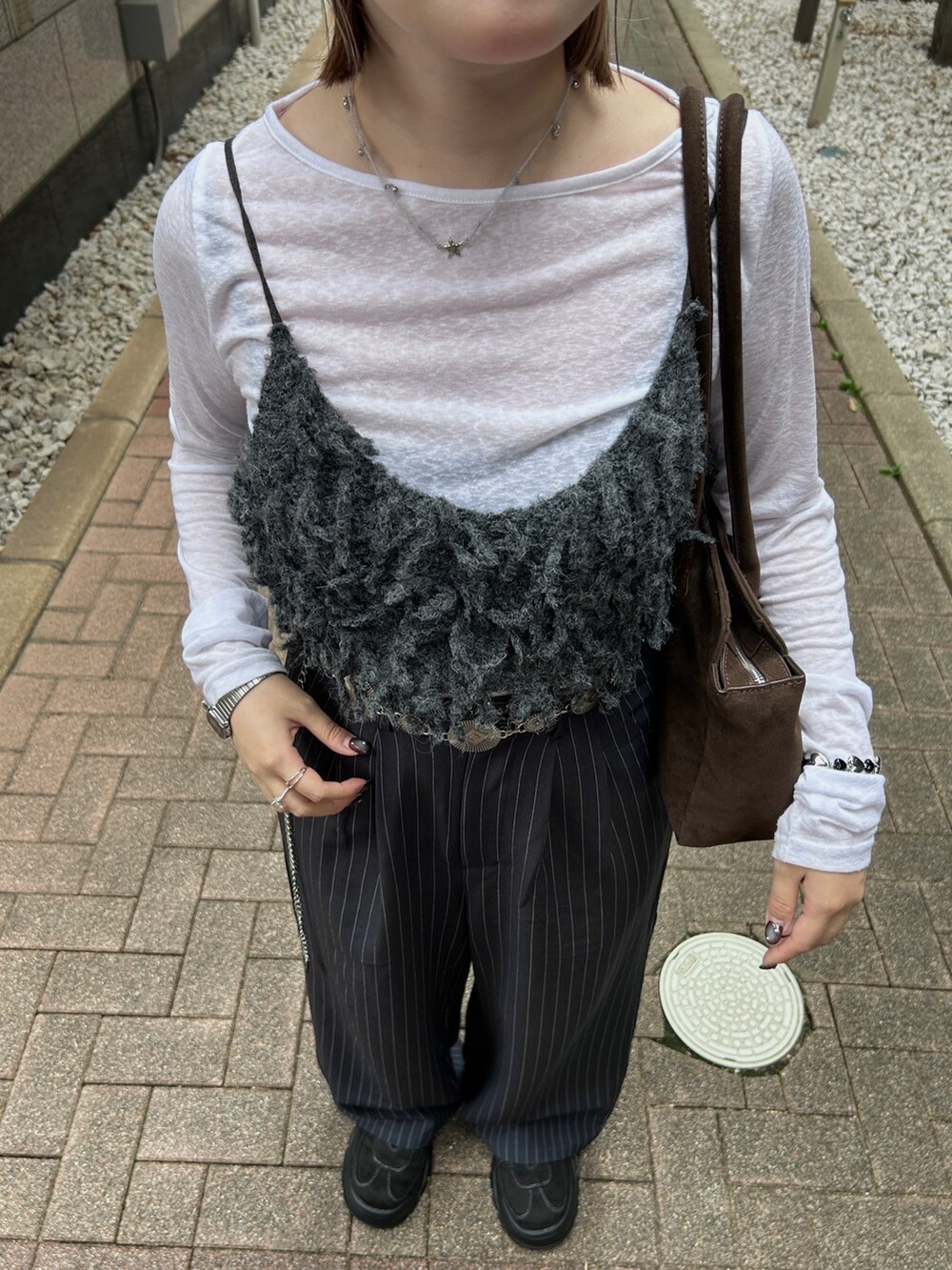 グレー系のその他トップス、ブラック系のスニーカー、ブラウン系のボストンバッグを着用したレディースの秋コーディネートの6枚目の写真