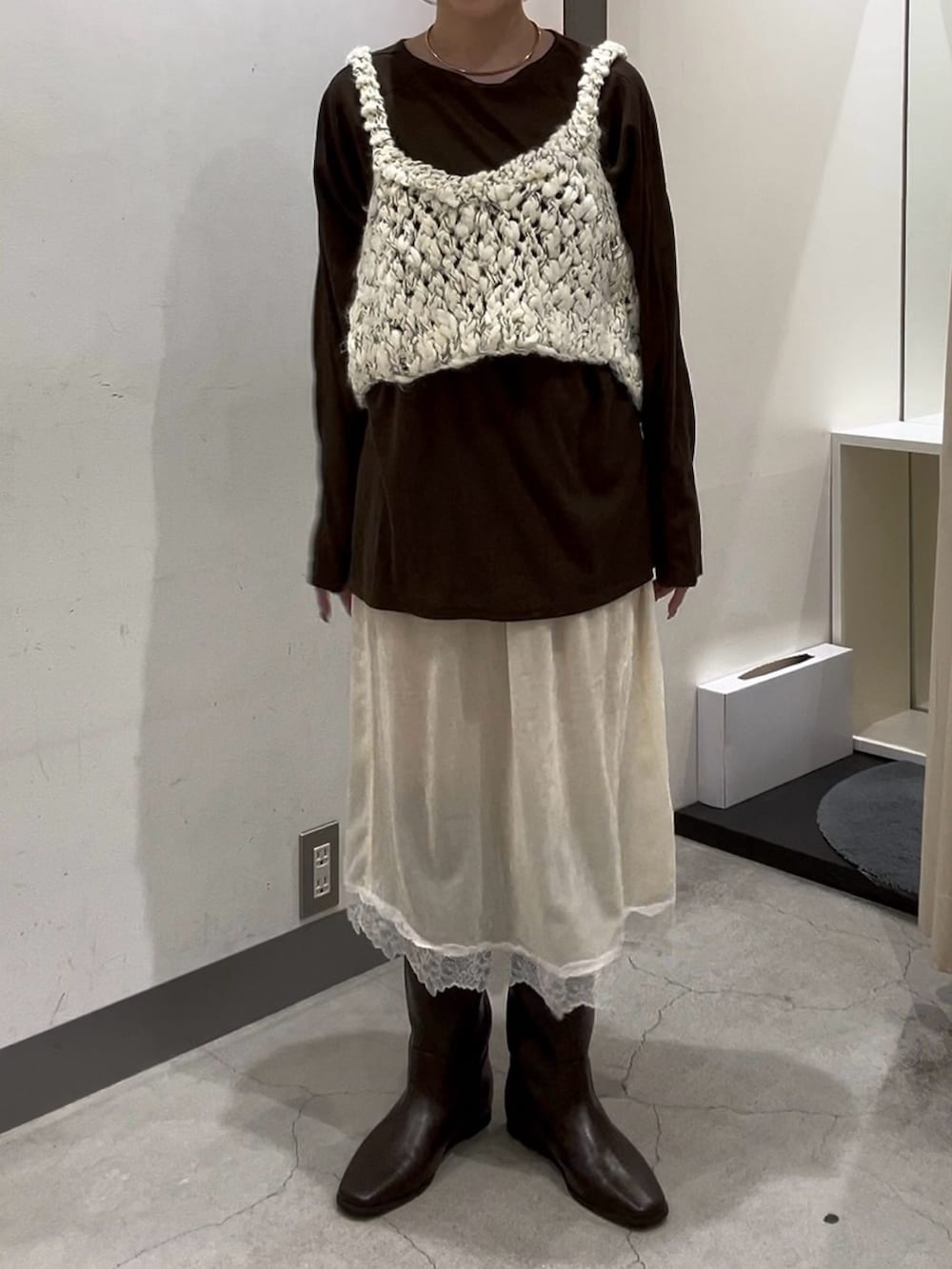 ブラウン系のTシャツ/カットソー、ホワイト系のニット/セーター、ホワイト系のスカートを着用したレディースの秋コーディネートの3枚目の写真
