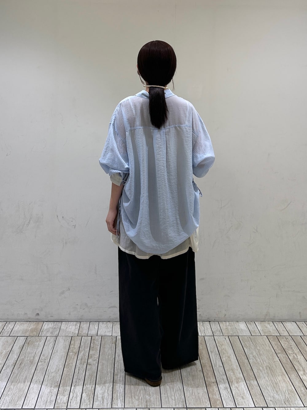 ブルー系のシャツ/ブラウス、ブラック系のデニムパンツ、ブラウン系のその他シューズを着用したレディースの夏コーディネートの4枚目の写真