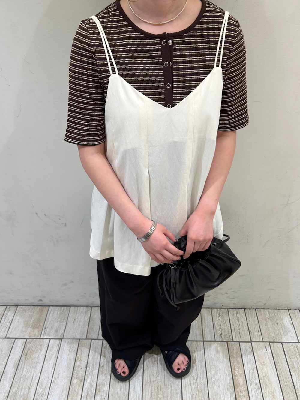ホワイト系のその他トップス、ブラウン系のTシャツ/カットソー、ブラック系のその他パンツを着用したレディースの夏コーディネートの4枚目の写真