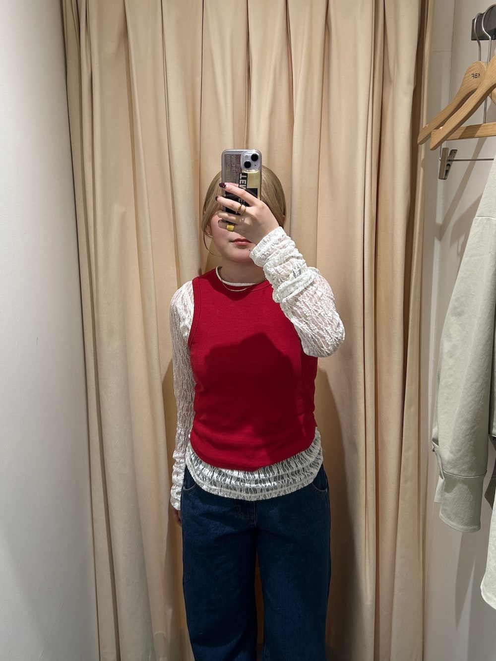 ベージュ系のその他アウター、ブルー系のデニムパンツ、グレー系のその他シューズを着用したレディースの春コーディネートの5枚目の写真