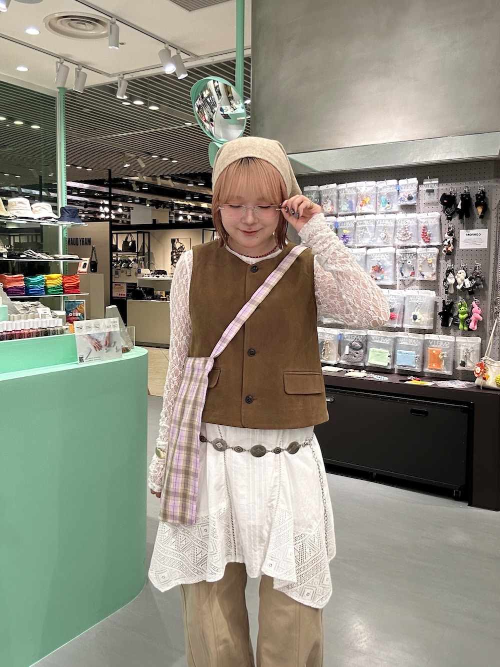 イエロー系のその他アウター、ホワイト系のTシャツ/カットソー、ブラック系のスニーカーを着用したレディースの秋コーディネートの5枚目の写真