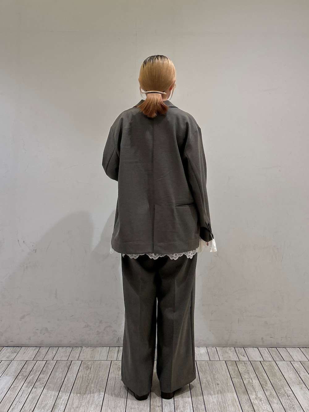 グレー系のその他アウター、グレー系のその他パンツ、ホワイト系のキャミソールを着用したレディースの冬コーディネートの3枚目の写真