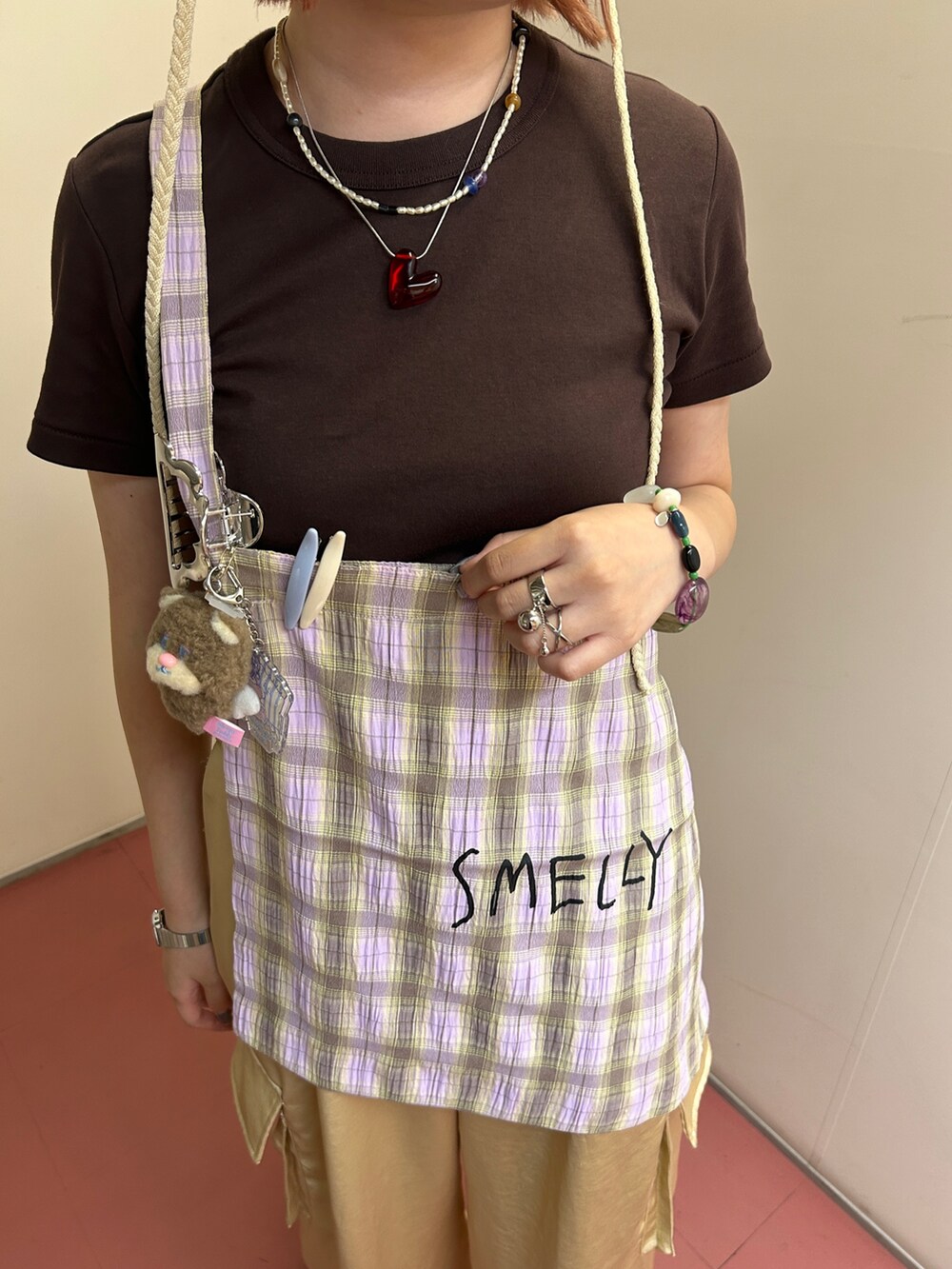 その他のショルダーバッグ、ベージュ系のその他パンツ、ホワイト系のハットを着用したレディースの秋コーディネートの3枚目の写真