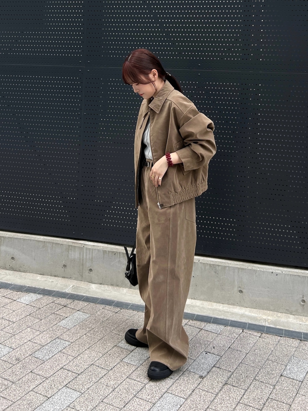 ベージュ系のその他パンツ、ベージュ系のブルゾン、ブルー系のTシャツ/カットソーを着用したレディースの夏コーディネートの3枚目の写真