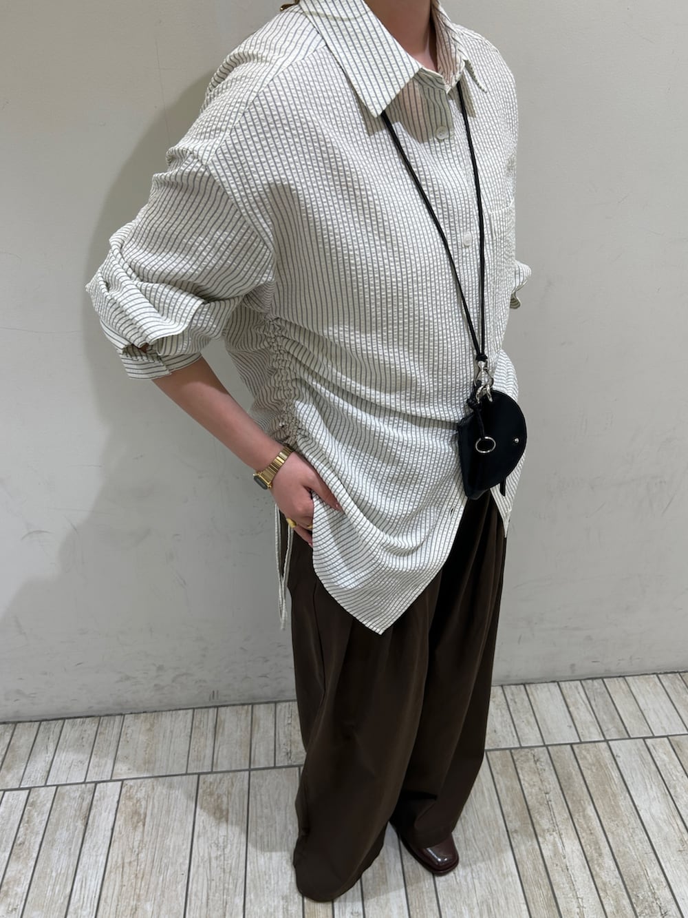 ホワイト系のシャツ/ブラウス、ブラウン系のその他パンツ、ブラック系のその他雑貨を着用したレディースの春コーディネートの6枚目の写真