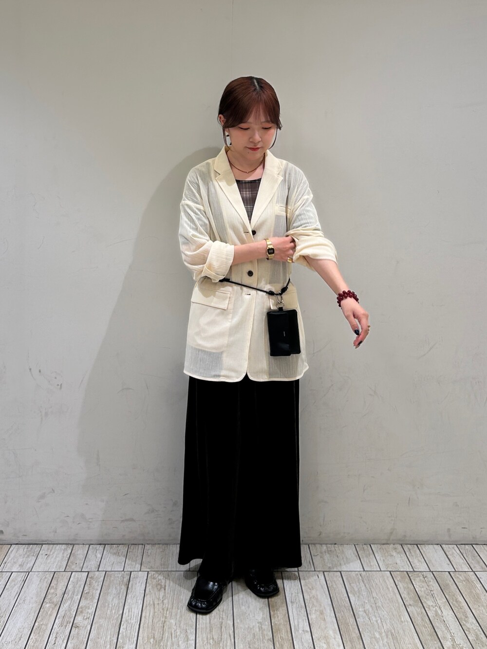 ホワイト系のその他アウター、グリーン系のTシャツ/カットソー、グリーン系のセットアップを着用したレディースの夏コーディネートの3枚目の写真