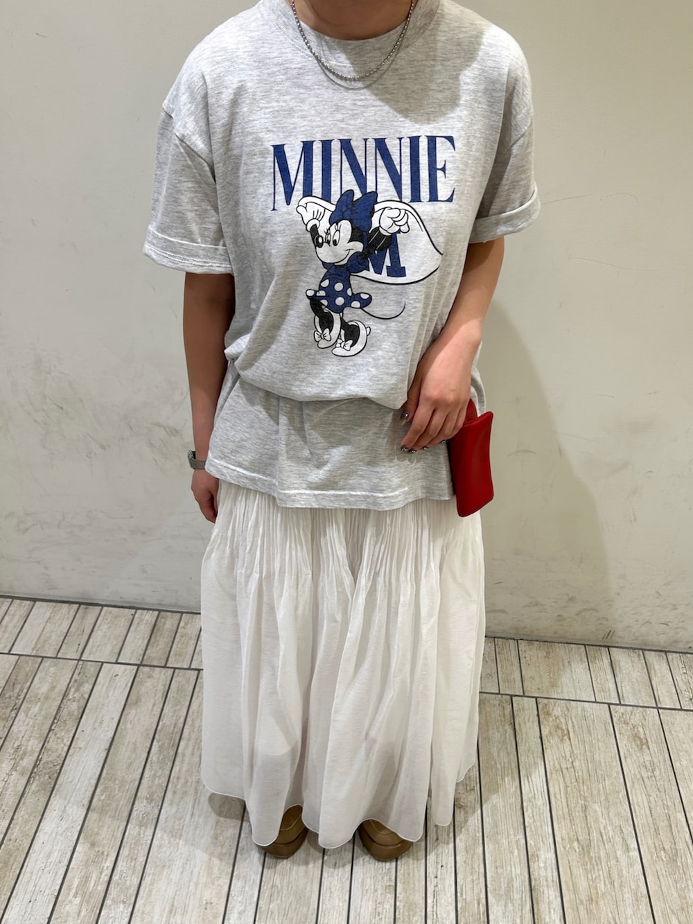 グレー系のTシャツ/カットソー、ホワイト系のスカート、シルバー系のネックレスを着用したレディースの夏コーディネートの5枚目の写真