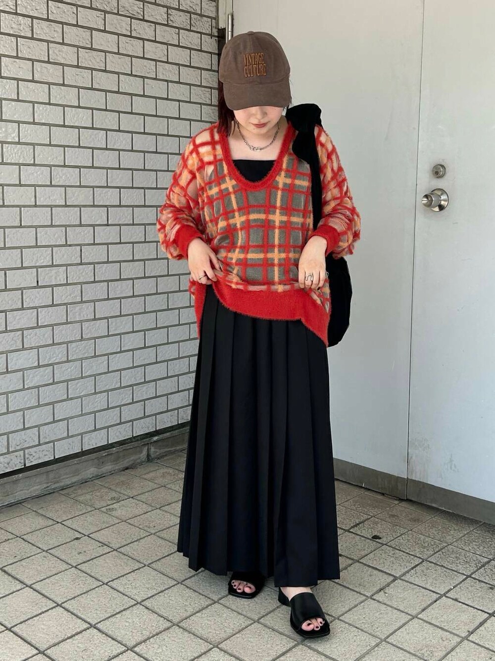 ブラック系のキャミソール、ブラック系のサンダル、ブラック系のワンピースを着用したレディースの夏コーディネートの3枚目の写真