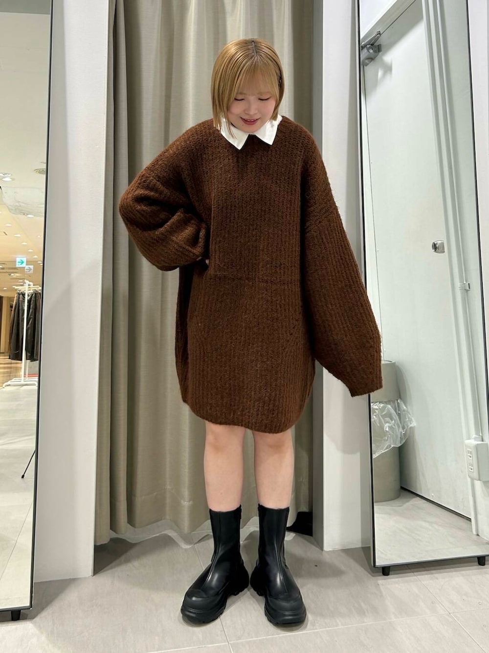 ホワイト系のシャツ/ブラウス、ブラウン系のワンピース、ブラック系のブーツを着用したレディースの秋コーディネートの2枚目の写真