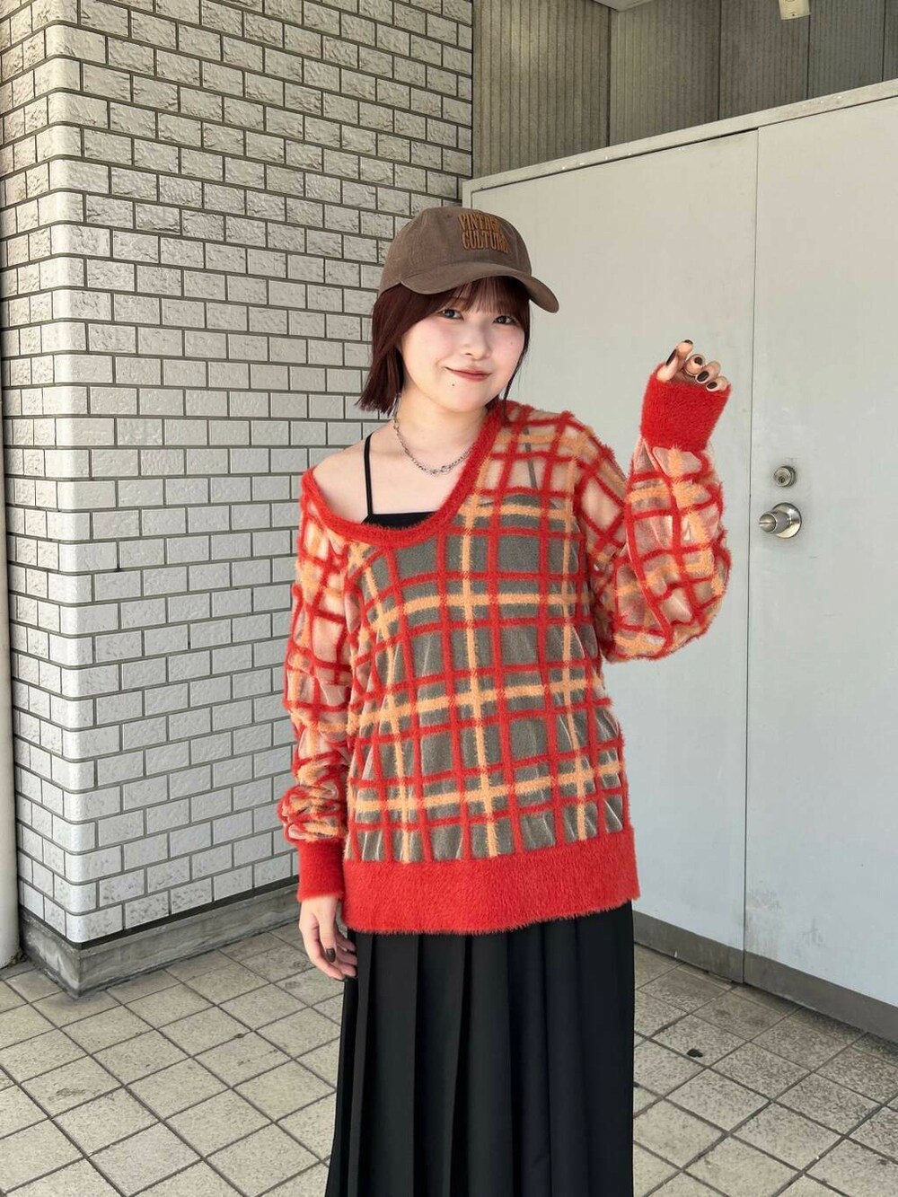 ブラック系のキャミソール、ブラック系のサンダル、ブラック系のワンピースを着用したレディースの夏コーディネートの7枚目の写真