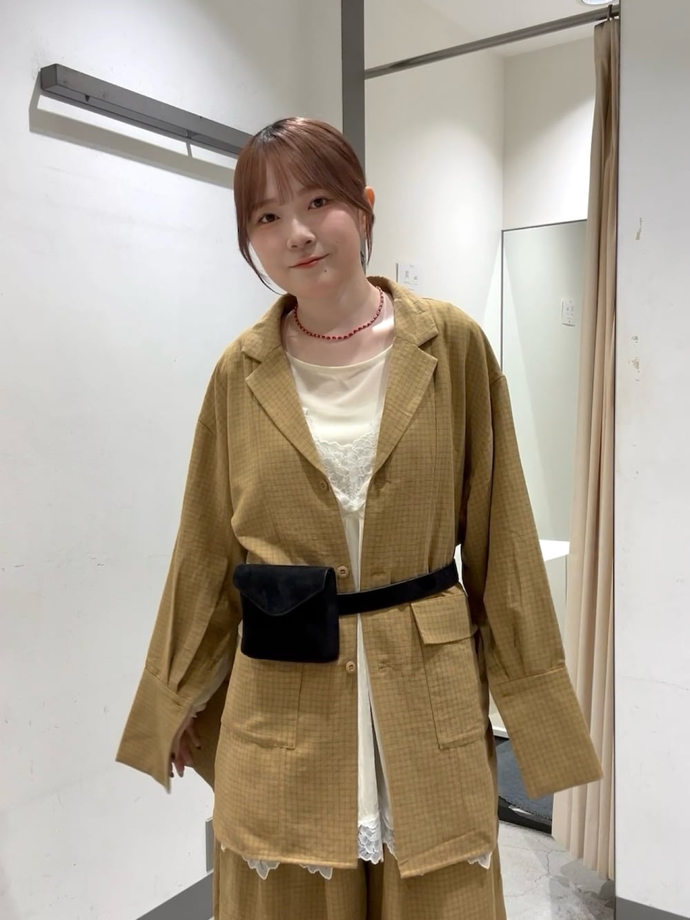 イエロー系のその他パンツ、ホワイト系のTシャツ/カットソー、ブラック系のサンダルを着用したレディースの秋コーディネートの3枚目の写真