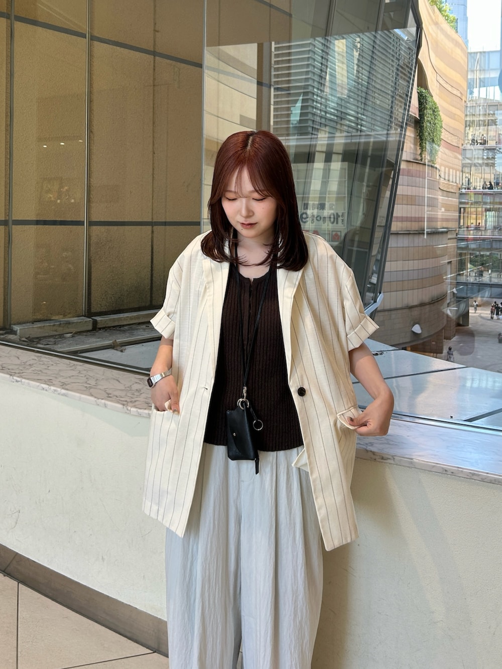 ブルー系のその他パンツ、シルバー系のサンダル、ブラック系のショルダーバッグを着用したレディースの夏コーディネートの4枚目の写真