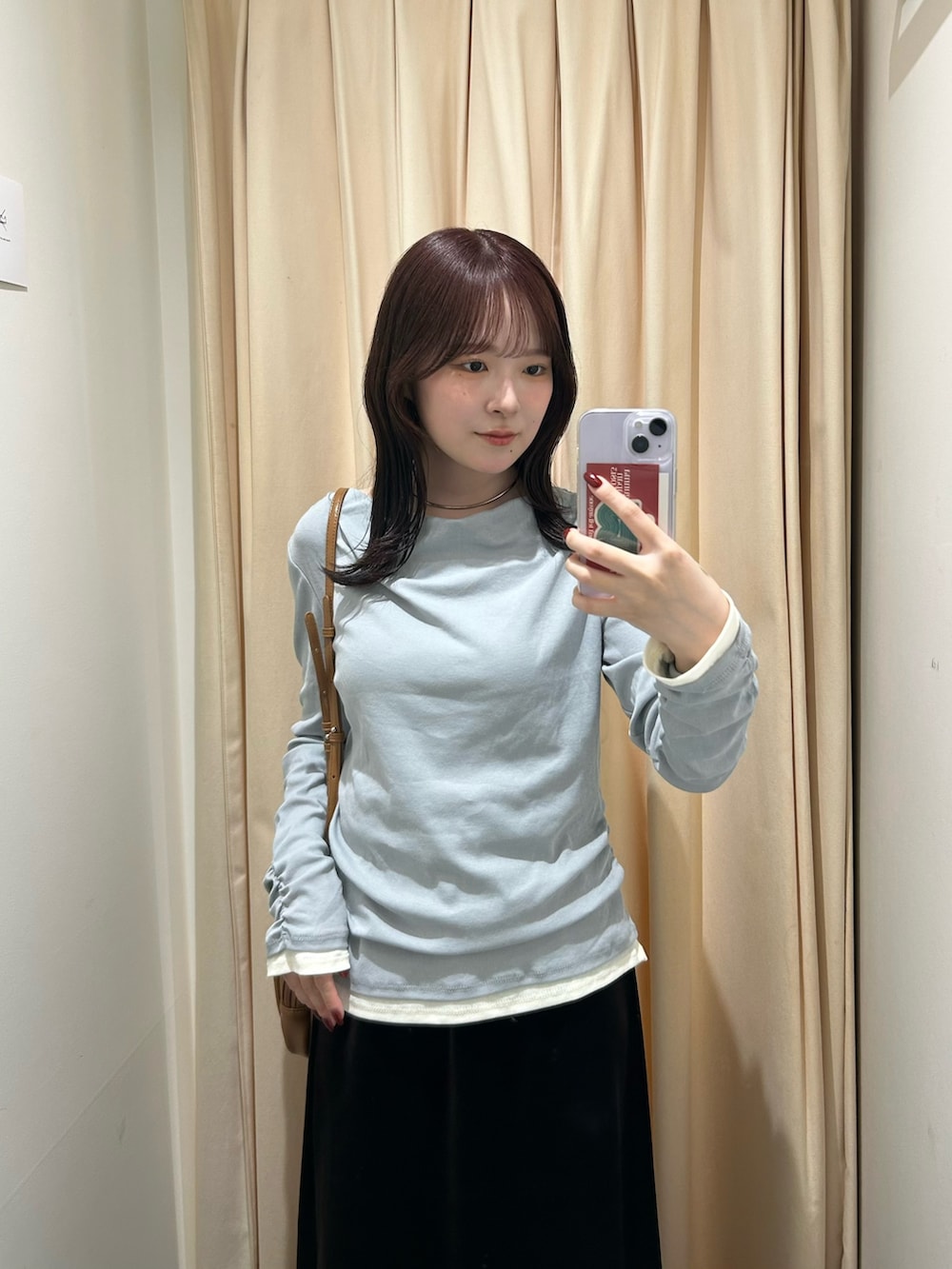 ブラウン系のスカート、ブラック系のローファー、イエロー系のショルダーバッグを着用したレディースの秋コーディネートの4枚目の写真