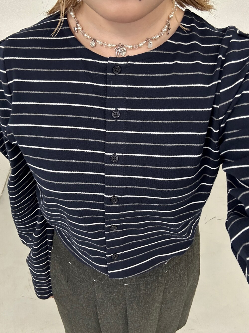 グレー系のその他シューズ、グレー系のスカート、ブルー系のカーディガン/ボレロを着用したレディースの冬コーディネートの5枚目の写真