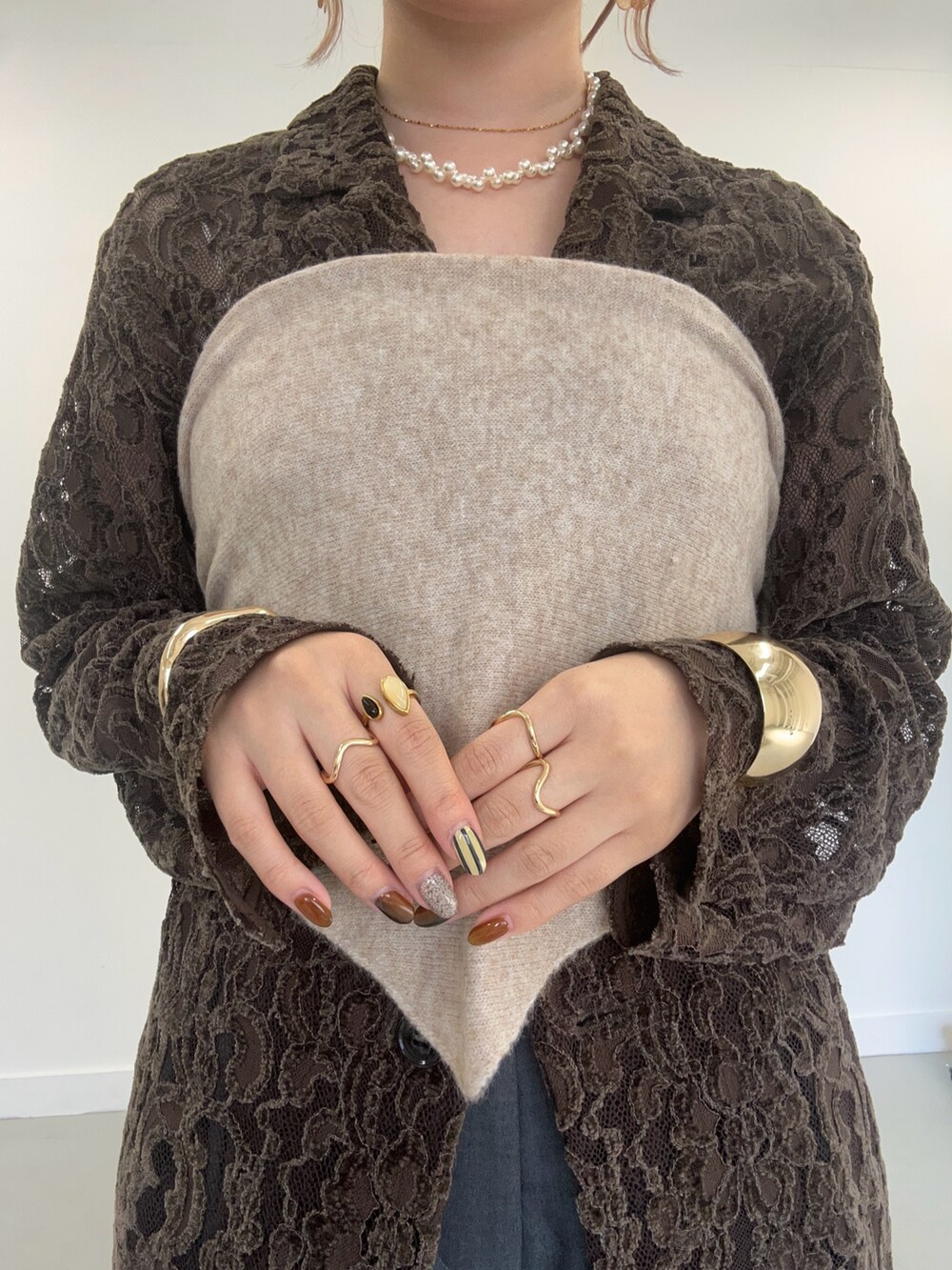 グレー系のその他パンツ、ブラック系のその他シューズ、ブラウン系のその他アウターを着用したレディースの秋コーディネートの3枚目の写真