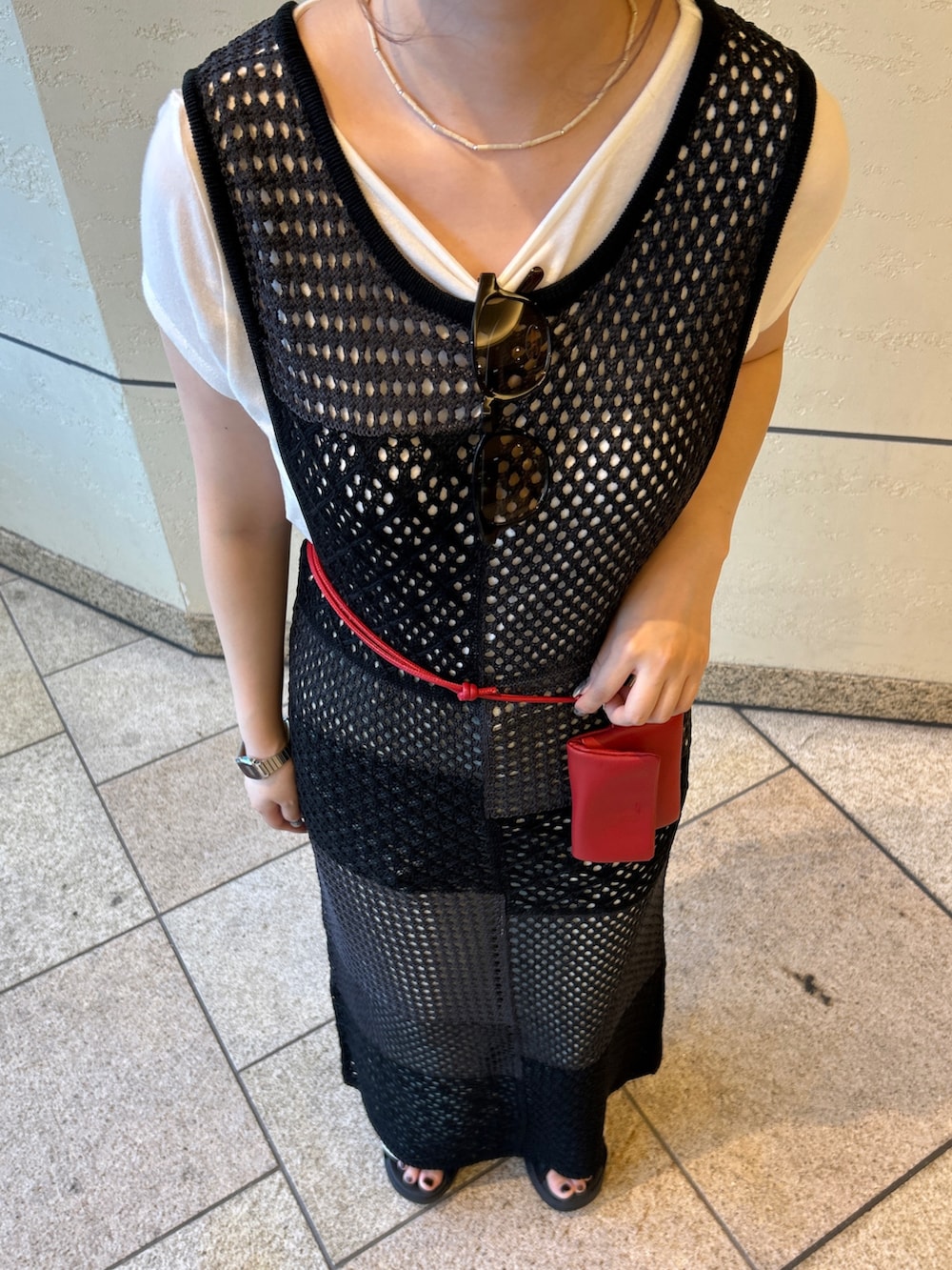 グレー系のワンピース、ホワイト系のTシャツ/カットソー、ブルー系のデニムパンツを着用したレディースの夏コーディネートの5枚目の写真
