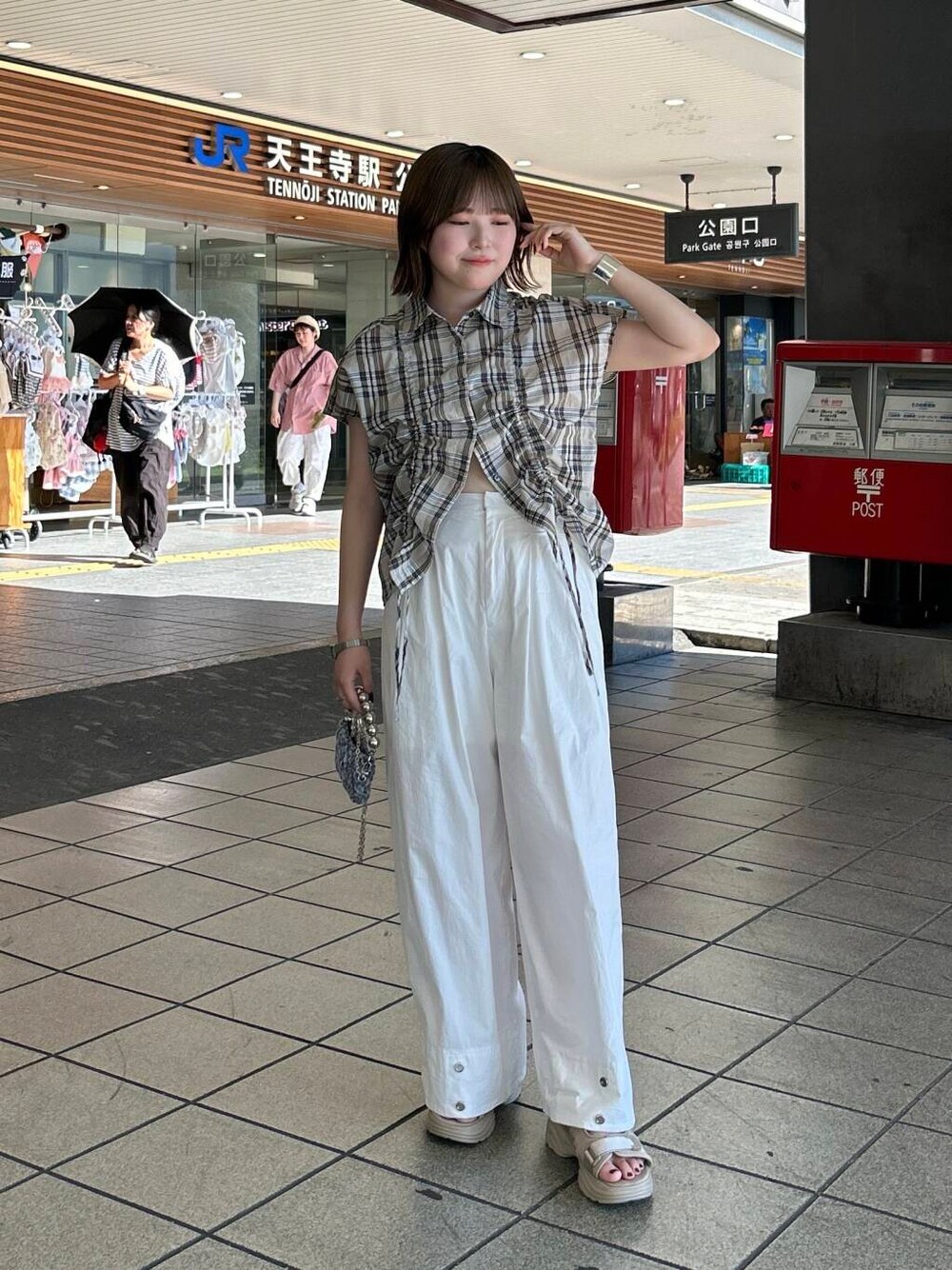 ホワイト系のその他パンツ、グレー系のショルダーバッグ、ベージュ系のシャツ/ブラウスを着用したレディースの夏コーディネートの7枚目の写真