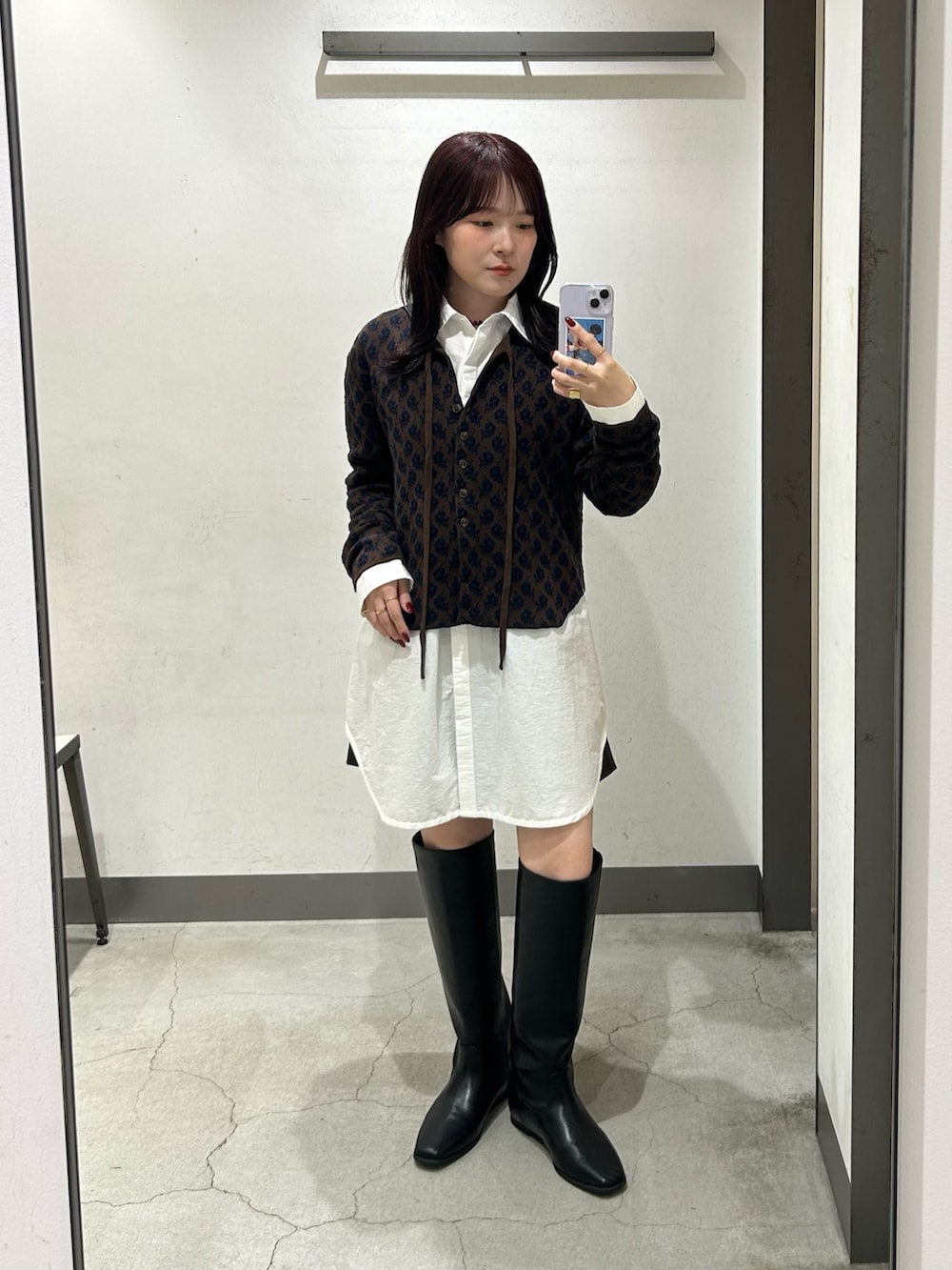 ホワイト系のワンピース、ブラウン系のカーディガン/ボレロ、ブラック系のショルダーバッグを着用したレディースの秋コーディネートの2枚目の写真
