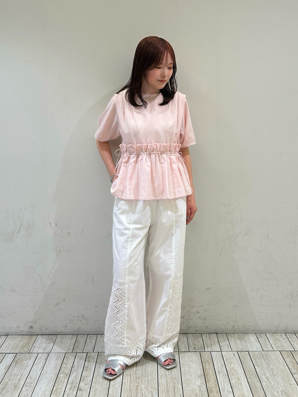 ピンク系のシャツ/ブラウス、ホワイト系のその他パンツ、シルバー系のサンダルを着用したレディースの夏コーディネートの2枚目の写真