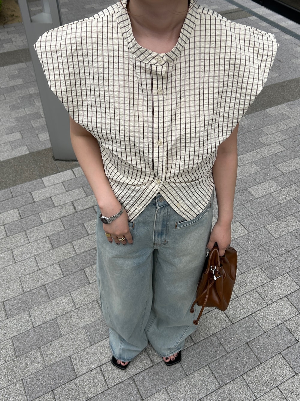 イエロー系のシャツ/ブラウス、ブルー系のデニムパンツ、ブラック系のサンダルを着用したレディースの夏コーディネートの4枚目の写真