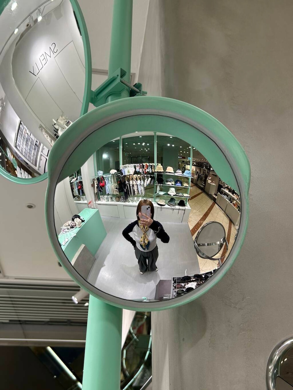 ブラック系のショルダーバッグ、イエロー系のバンダナ/スカーフ、ゴールド系のバングル/リストバンドを着用したレディースの春コーディネートの3枚目の写真