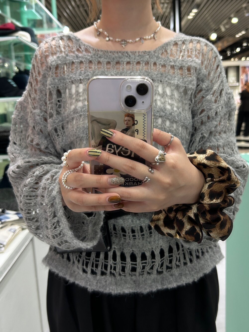 ブラック系のその他パンツ、ブラック系のベルト、ブルー系のバレッタ/ヘアクリップを着用したレディースの秋コーディネートの3枚目の写真