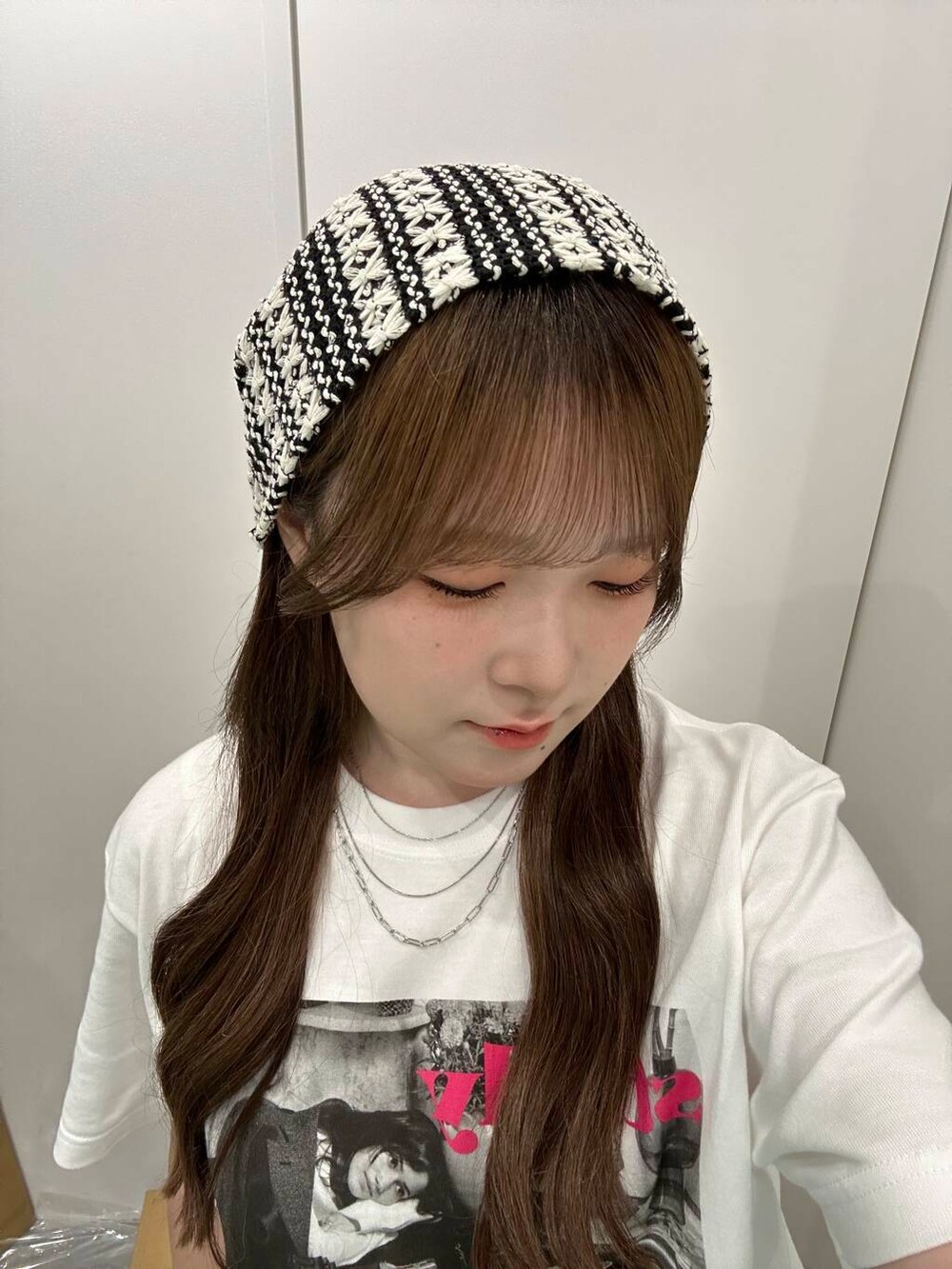 シルバー系のリング、シルバー系のネックレス、シルバー系のバングル/リストバンドを着用したレディースの夏コーディネートの2枚目の写真