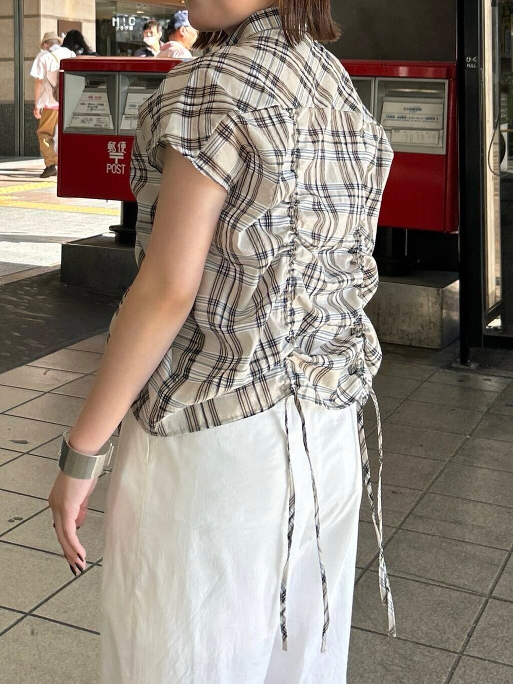 ホワイト系のその他パンツ、グレー系のショルダーバッグ、ベージュ系のシャツ/ブラウスを着用したレディースの夏コーディネートの6枚目の写真