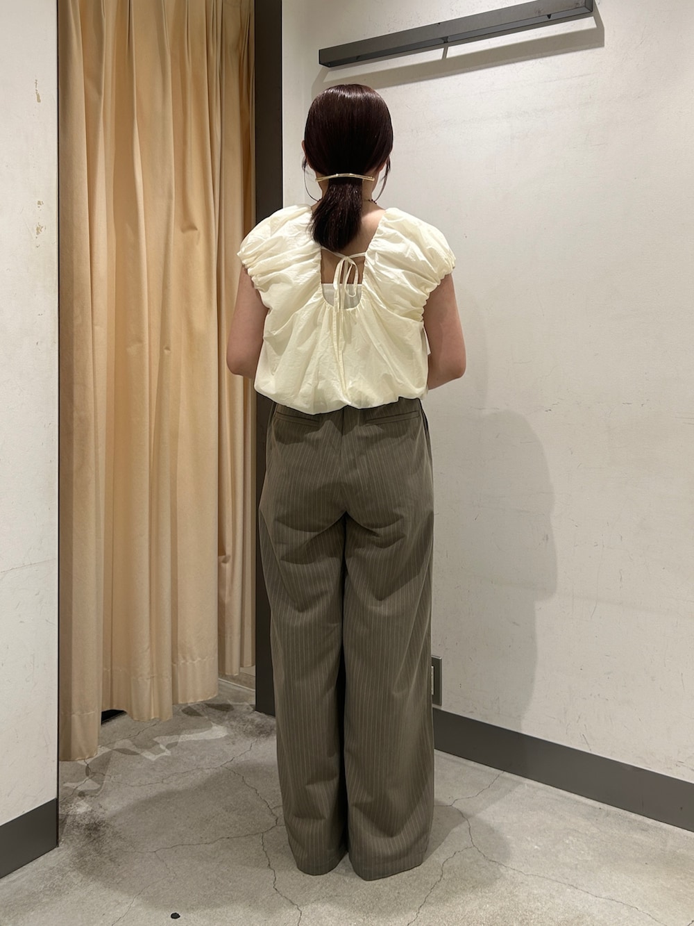 ホワイト系のシャツ/ブラウス、ブラウン系のその他パンツ、グレー系のその他シューズを着用したレディースの春コーディネートの2枚目の写真